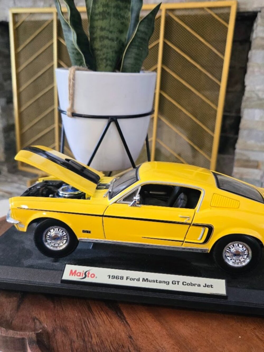 Maisto 1968 Ford Mustang GT Cobra Jet 1:18 Scale Diecast Yellow